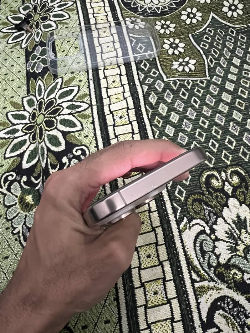 Apple iPhone 16 Pro 1
