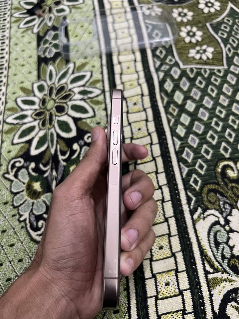 Apple iPhone 16 Pro 3