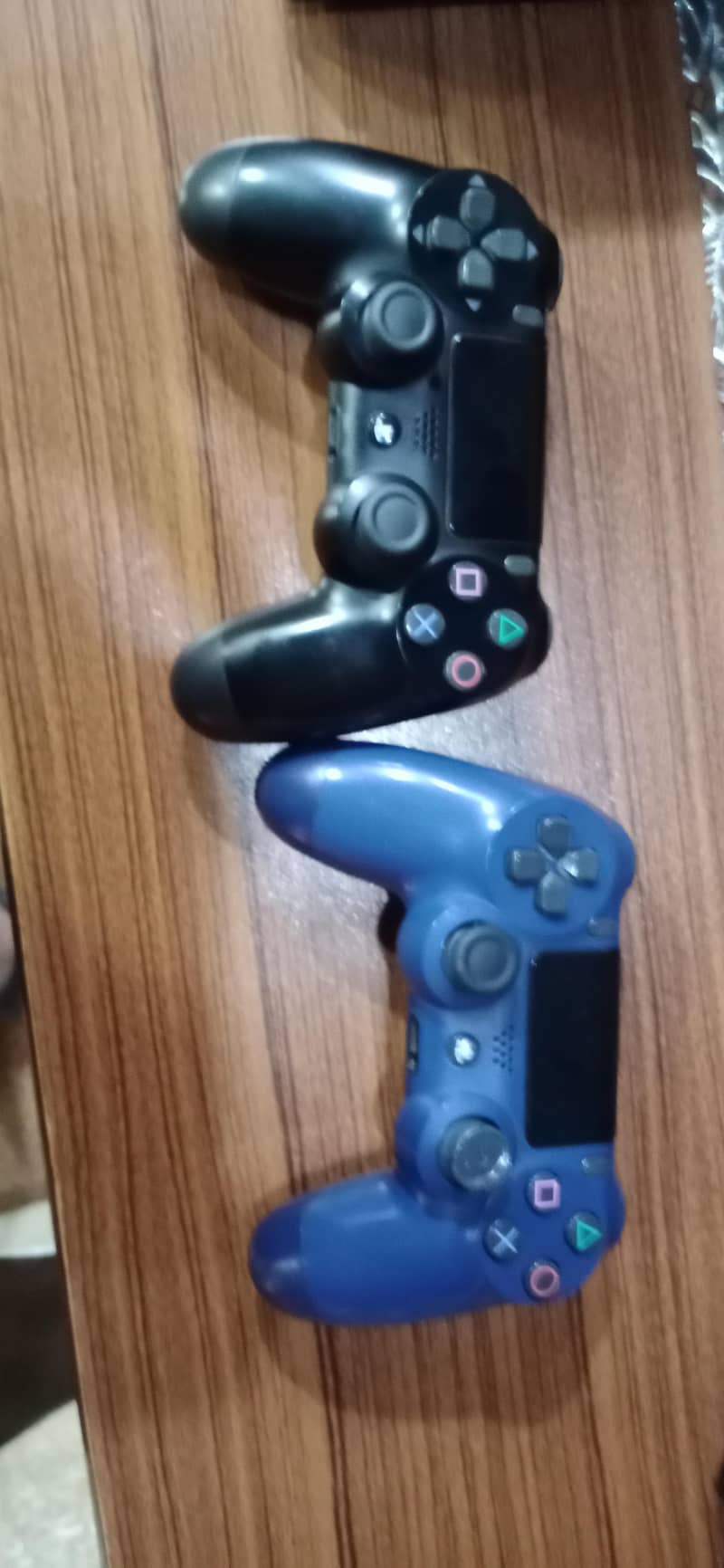 ps4 with two controller and two game 1