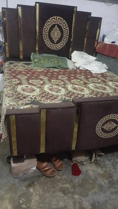 side table ki reling khearb hai or dressing ka shesha nie hai