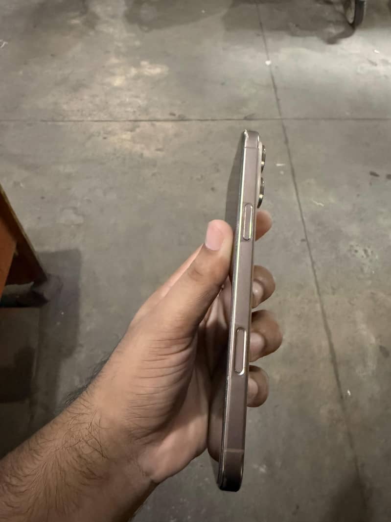 Apple iPhone 16 Pro Max 2