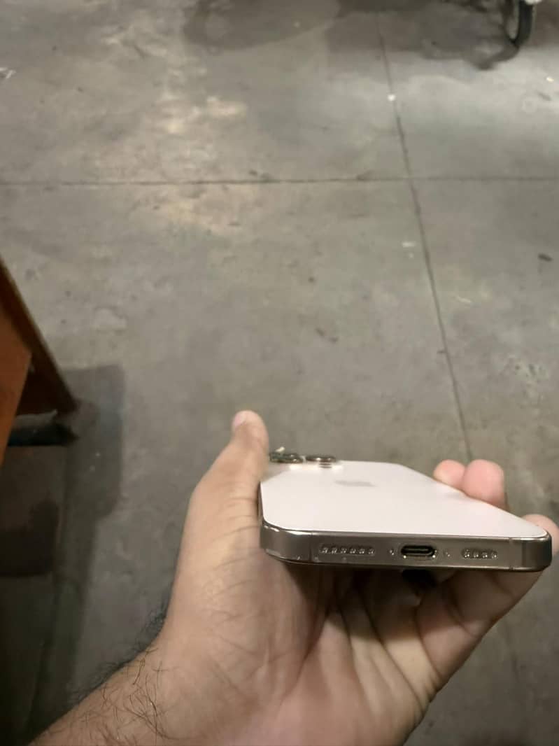 Apple iPhone 16 Pro Max 4