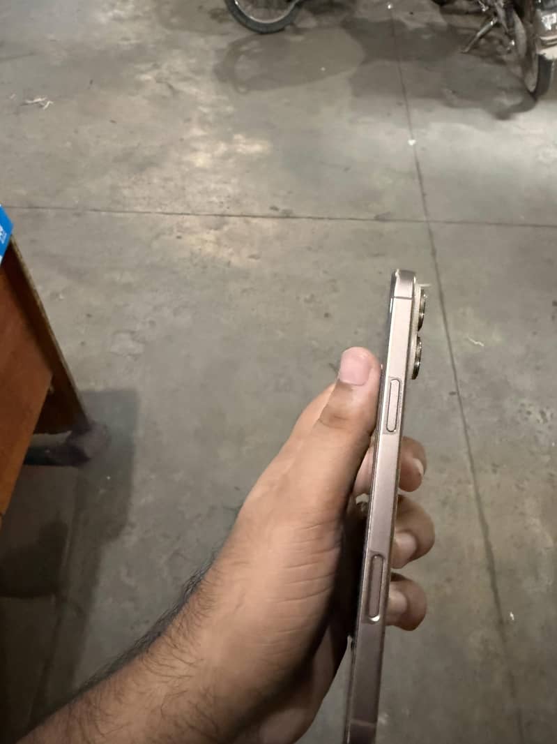 Apple iPhone 16 Pro Max 5