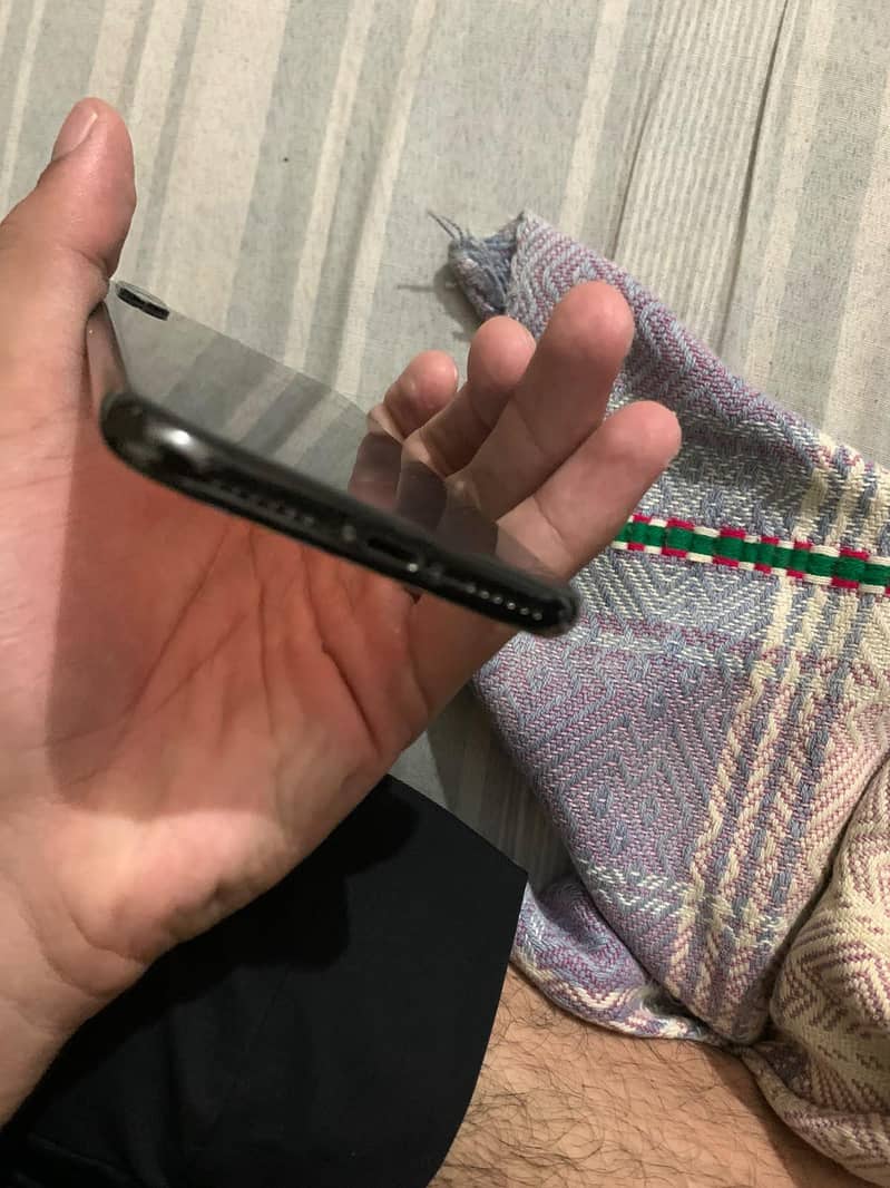 Apple iPhone X 4