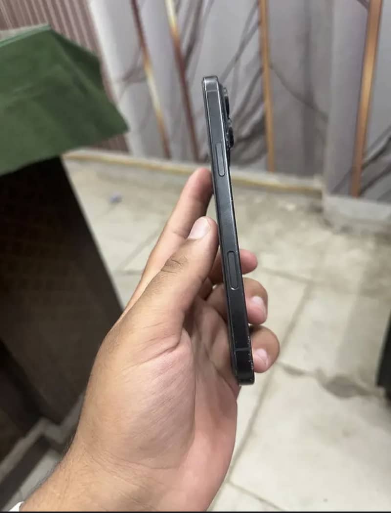 Apple iPhone 16 Pro Max 4