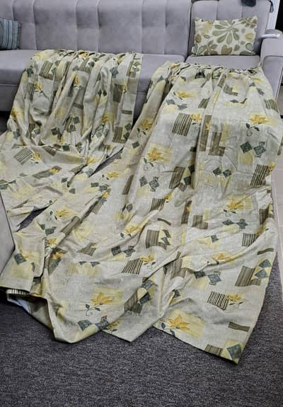 2 piece curtains in mint condition