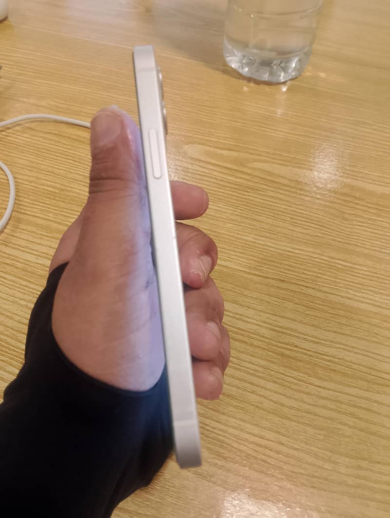 Apple iPhone 12 4