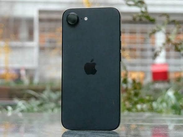 Apple iPhone 16e 0