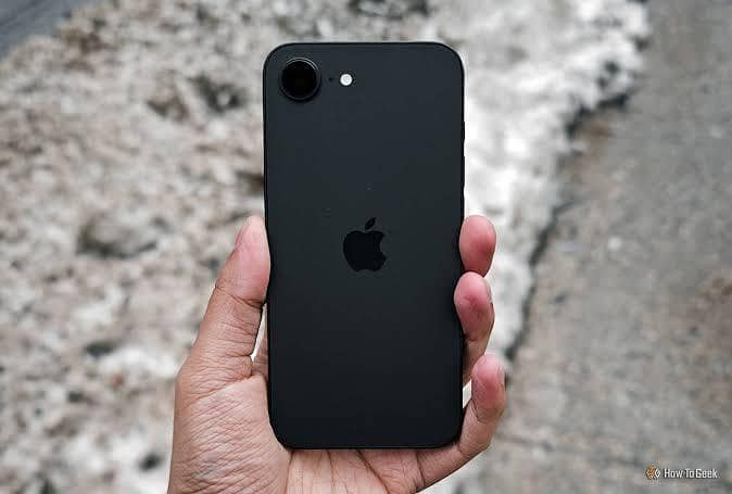 Apple iPhone 16e 1
