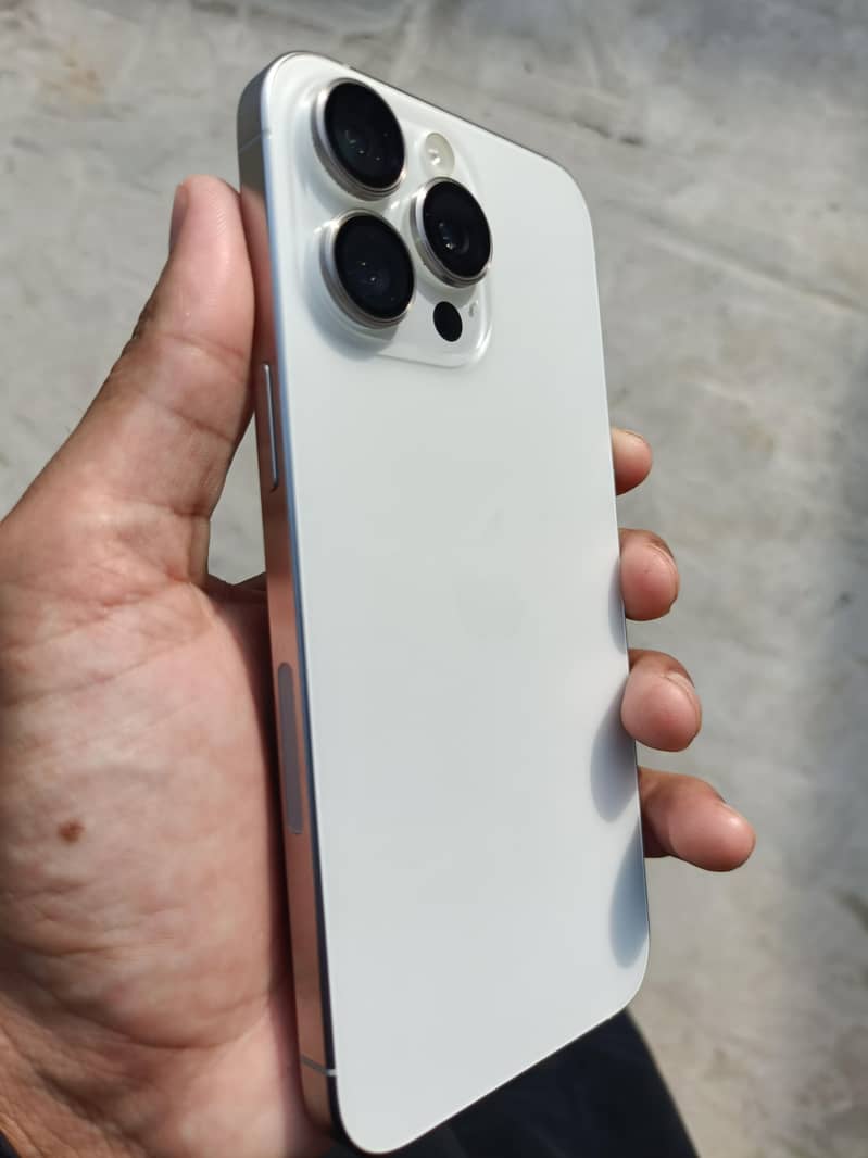 Apple iPhone 15 Pro Max 2