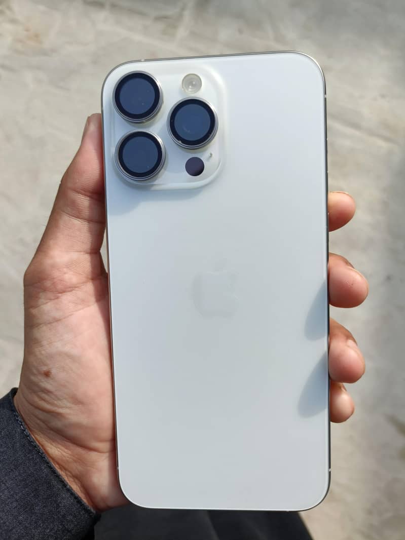 Apple iPhone 15 Pro Max 4