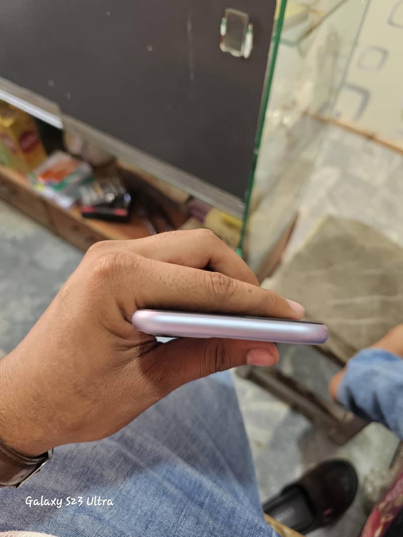 Apple iPhone 11 4