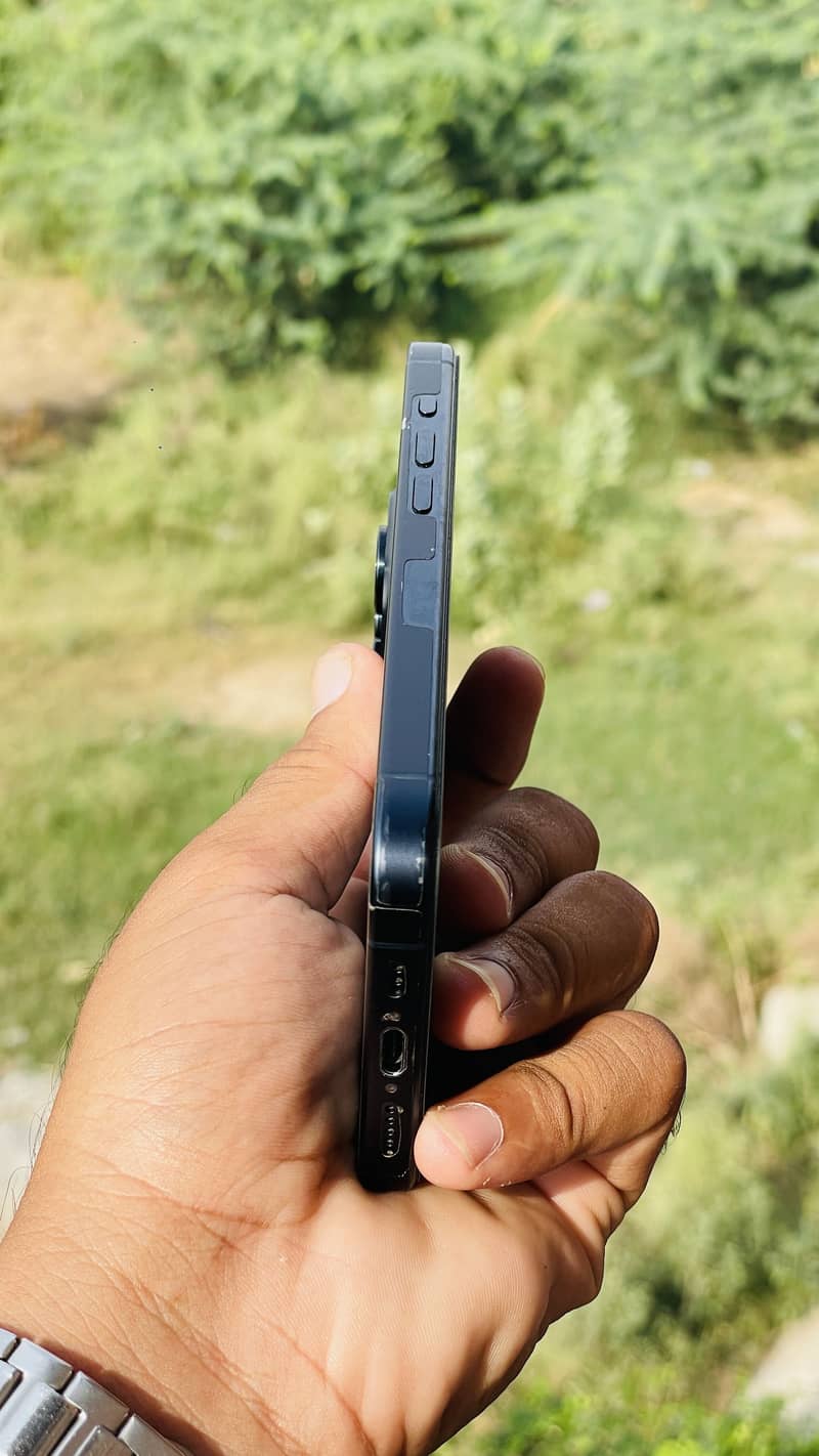 Apple iPhone 15 Pro 4