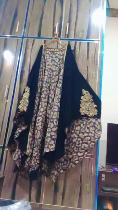 I'm selling my brand new velvet gown in black