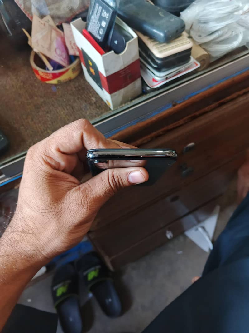 Apple iPhone X 4