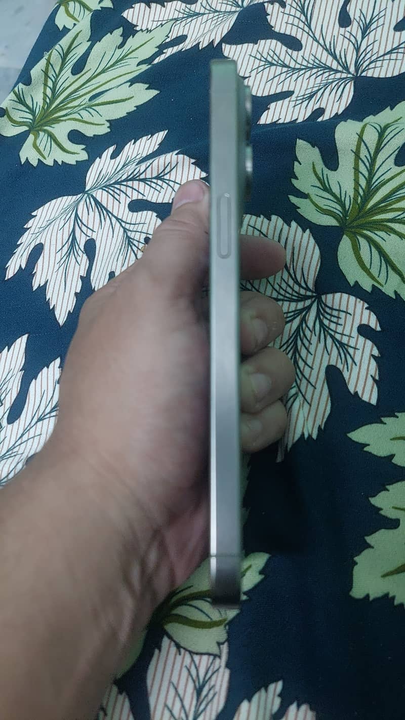 Apple iPhone 15 Pro Max 3