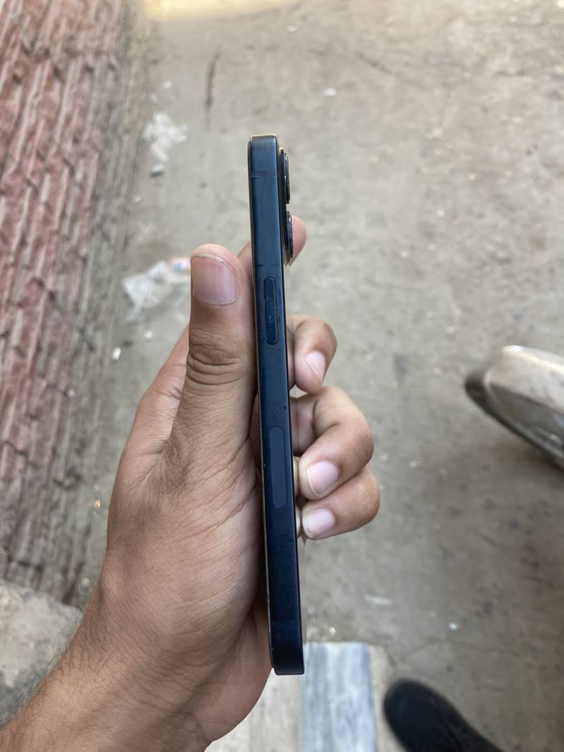 Apple iPhone 13 2