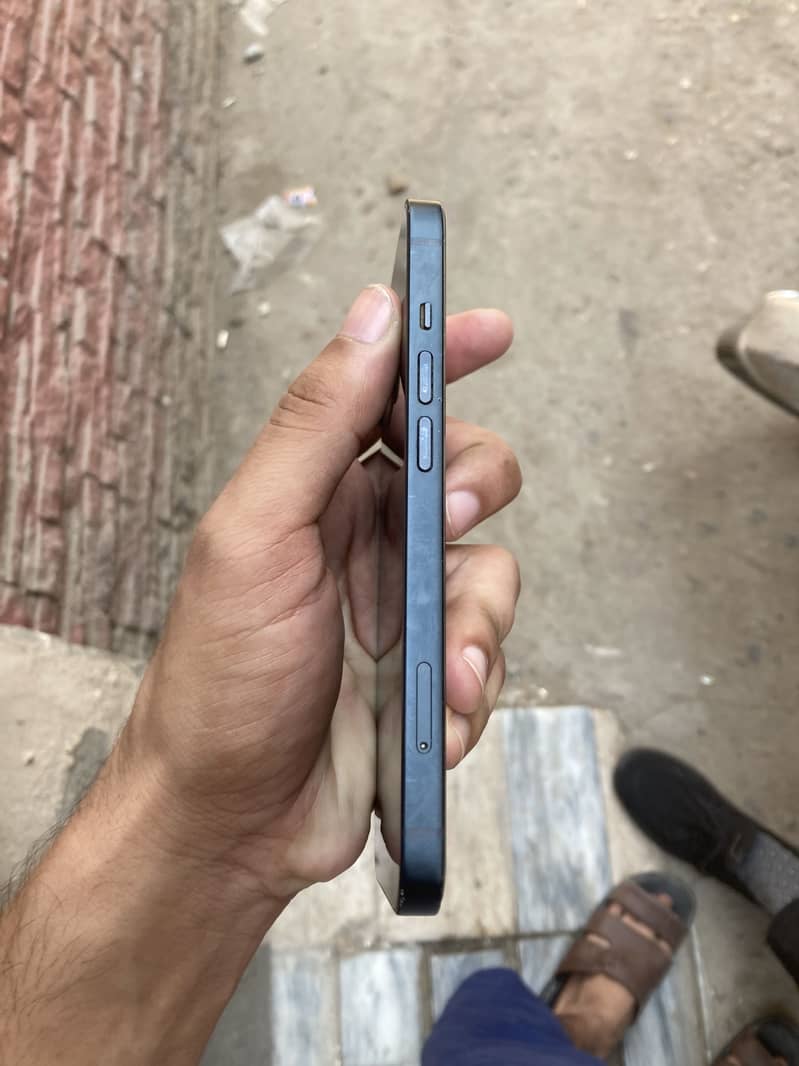 Apple iPhone 13 5