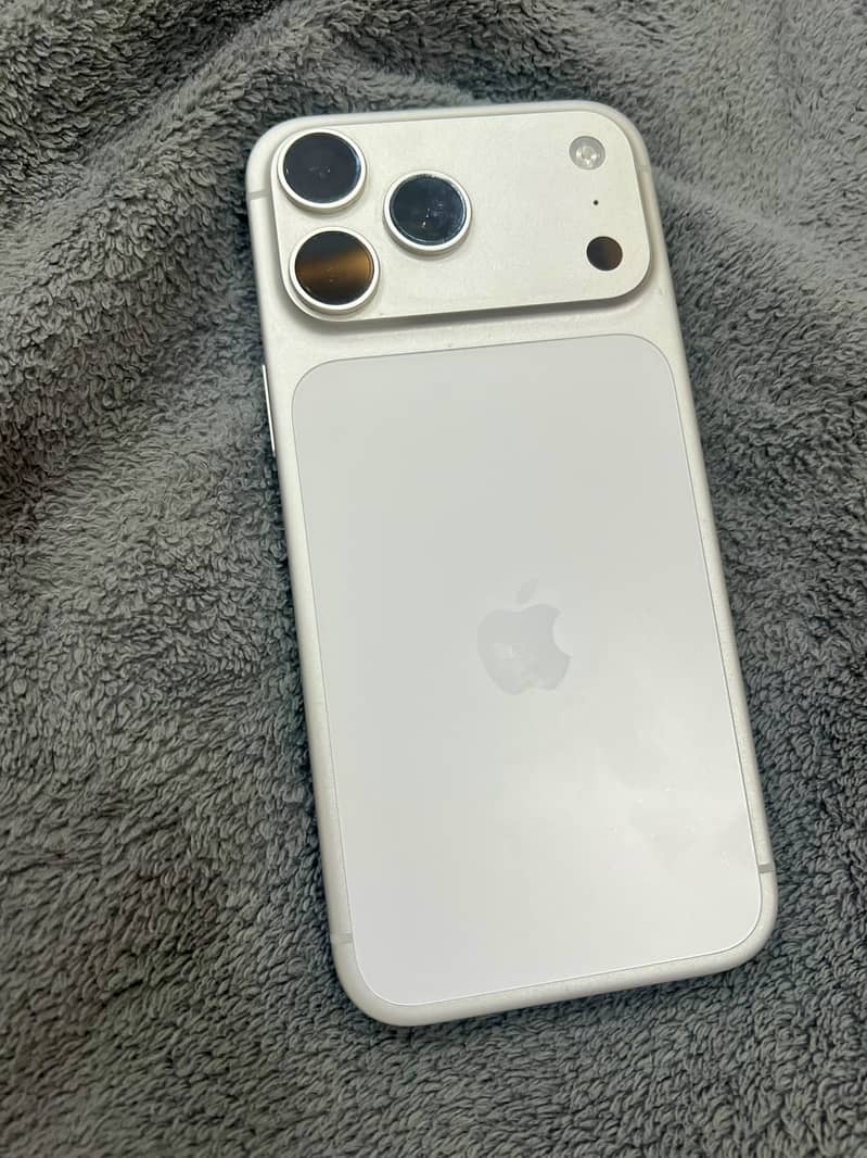 Apple iPhone 17 Pro Max 4