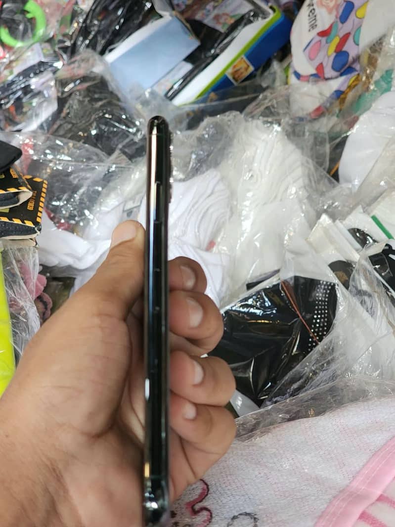 Apple iPhone 11 Pro Max 4