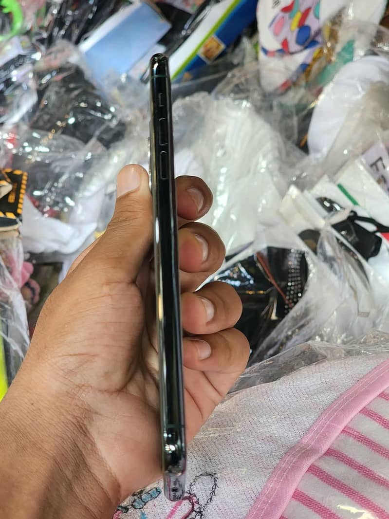Apple iPhone 11 Pro Max 2