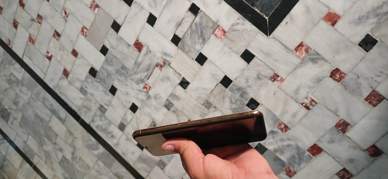 Apple iPhone 11 Pro Max 4