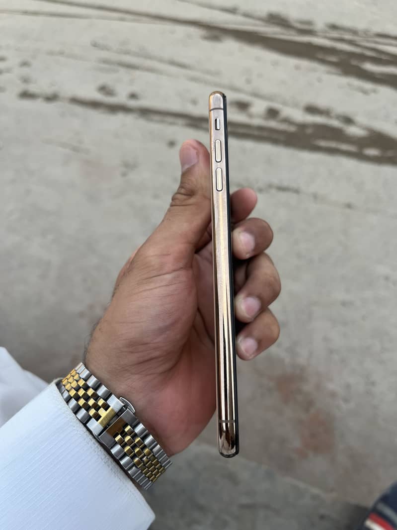 Apple iPhone XS Max 3