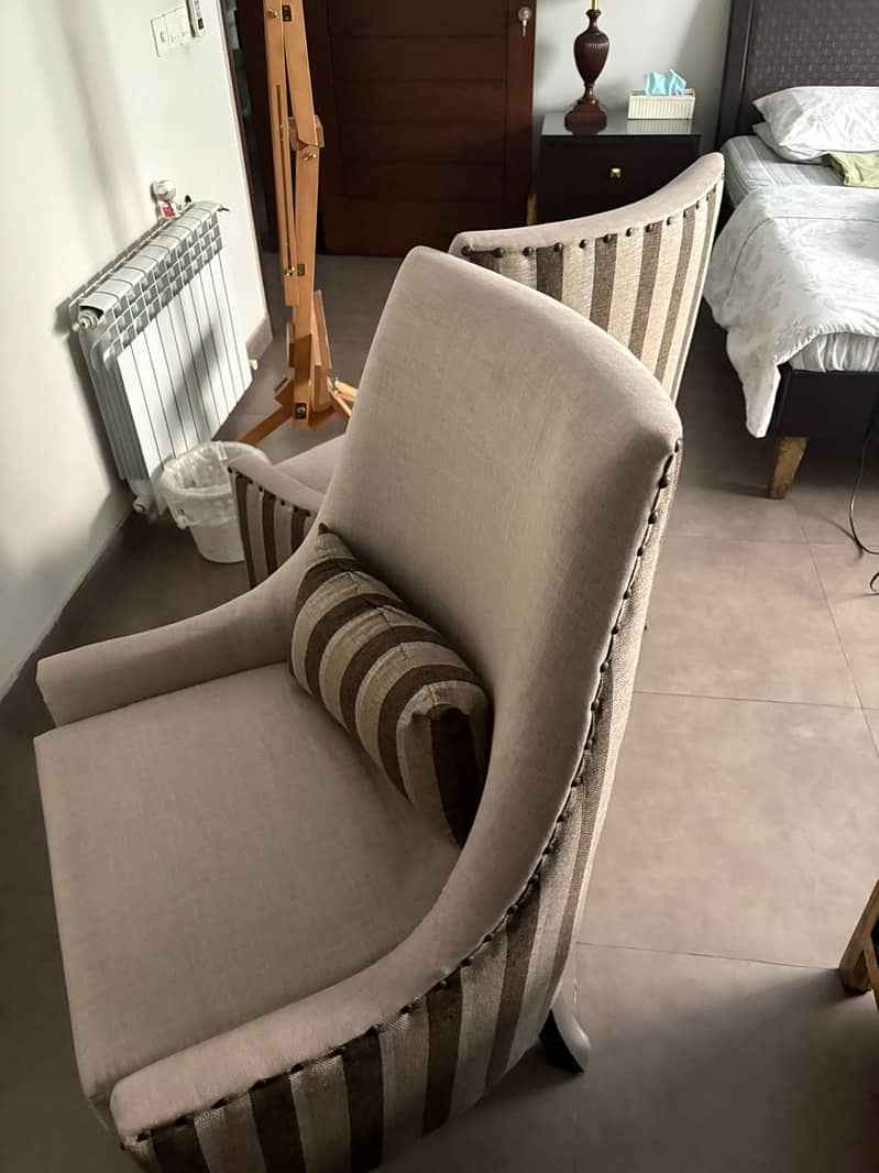 2 chairs 0