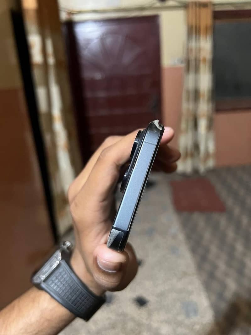Apple iPhone 15 Pro 4