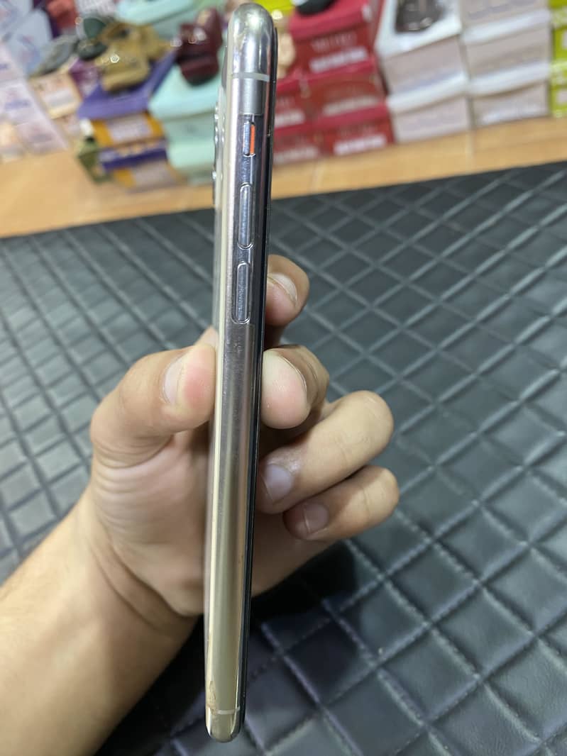 Apple iPhone 11 Pro Max 3