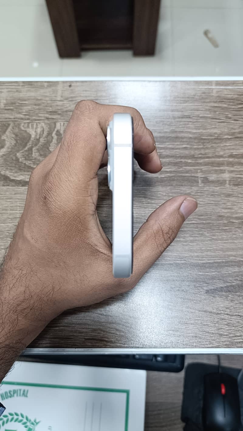 Apple iPhone 13 5