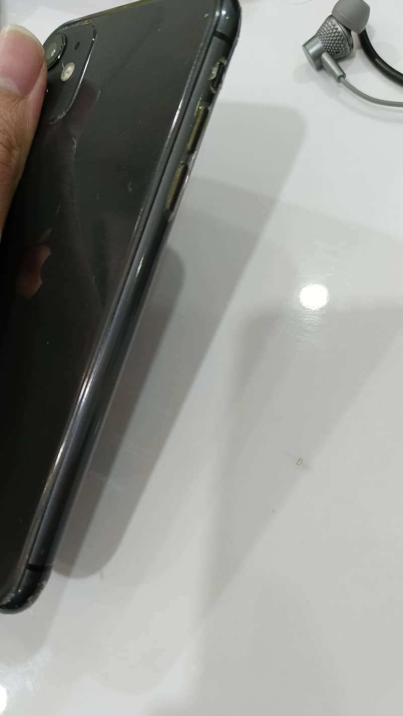 Apple iPhone 11 4