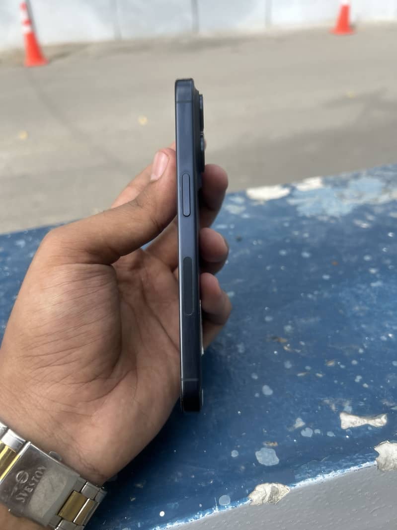 Apple iPhone 15 Pro 3