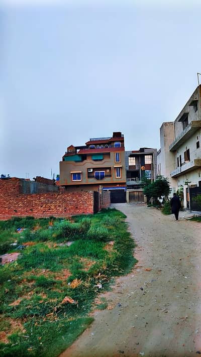 5 MARLA TRIPLE STORY CORNER HOUSE AVAILABLE FOR SALE IN BILAL TOWN NEAR PUBLIC HEALTH SOCIETY