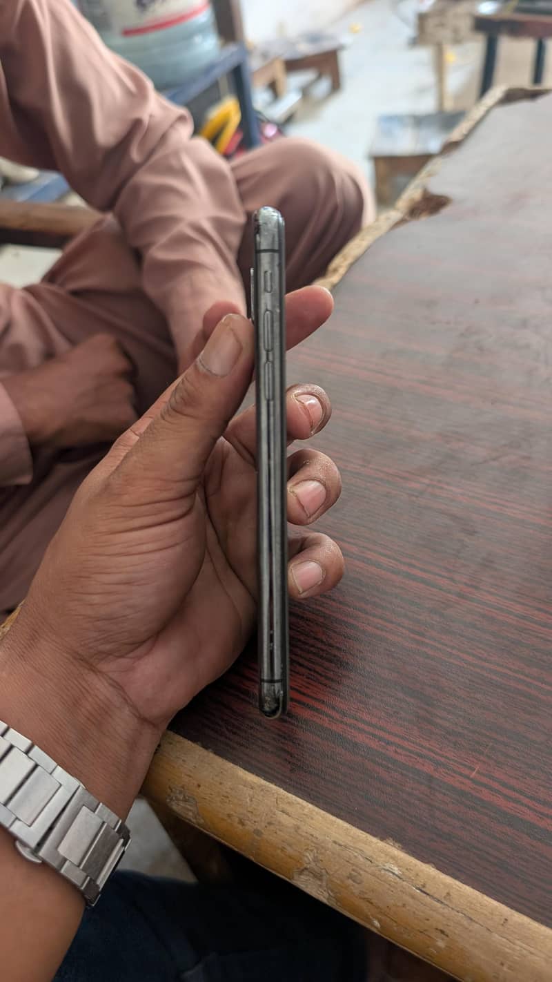 Apple iPhone X 4