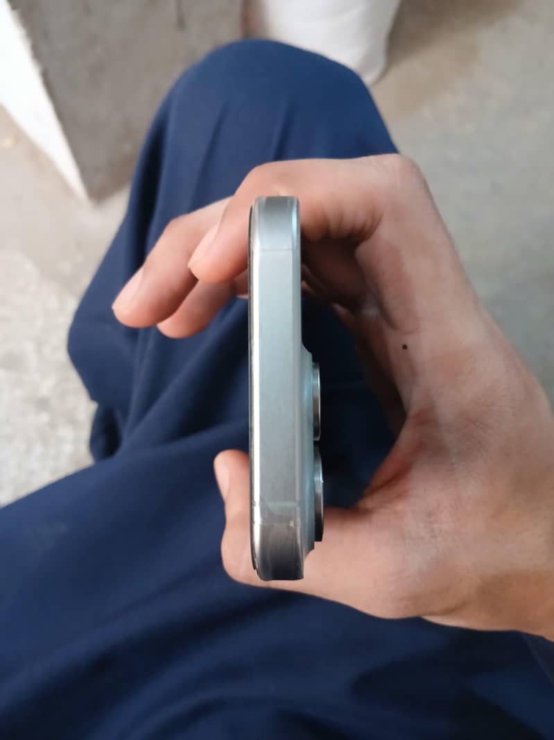 IPHONE 15 PRO 4