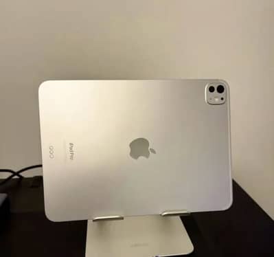 Apple iPad Pro M4 Silver Colout Wifi - 90% Battery Health