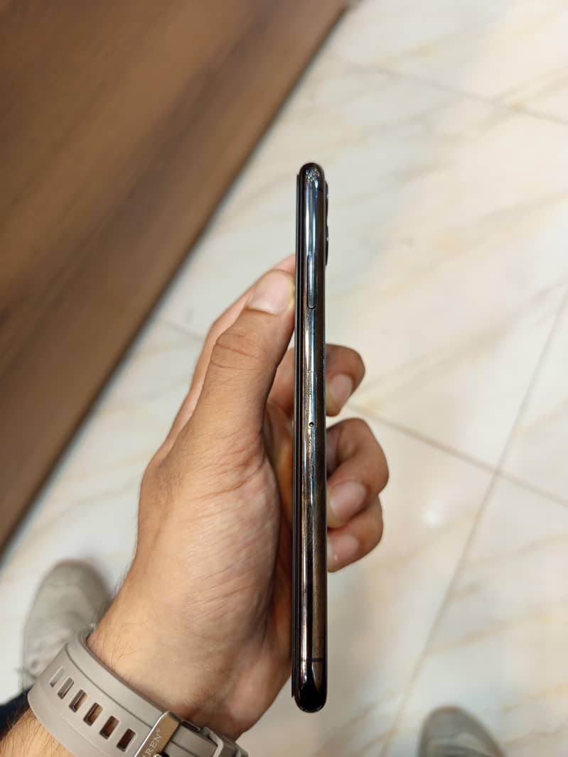 Apple iPhone 11 Pro Max 2