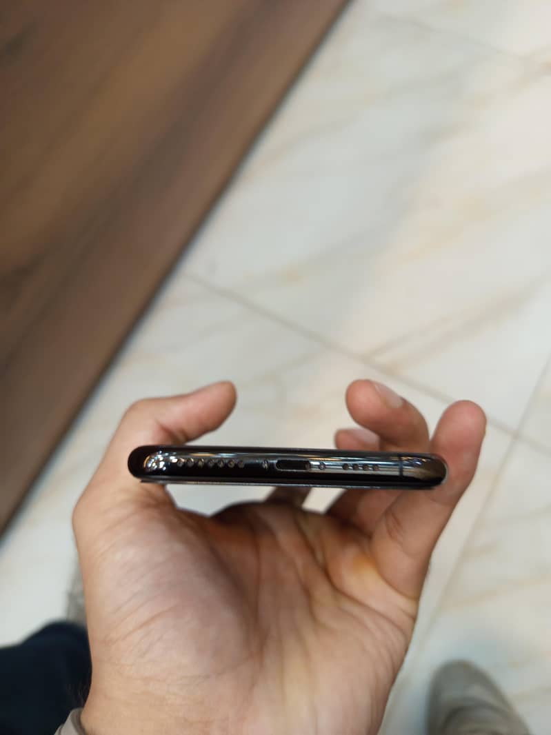 Apple iPhone 11 Pro Max 4