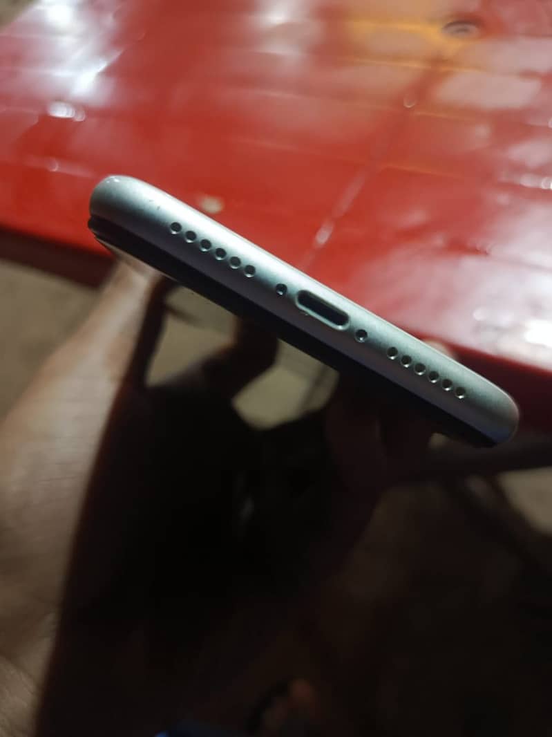 Apple iPhone 11 4