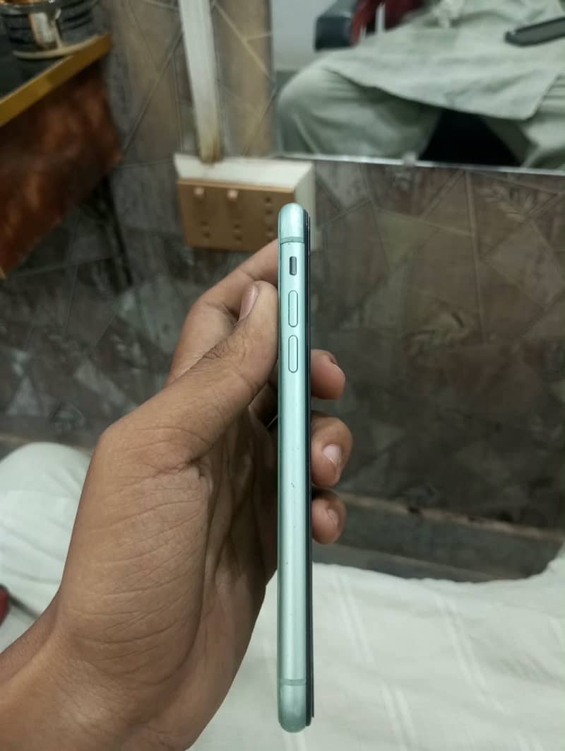 Apple iPhone 11 4
