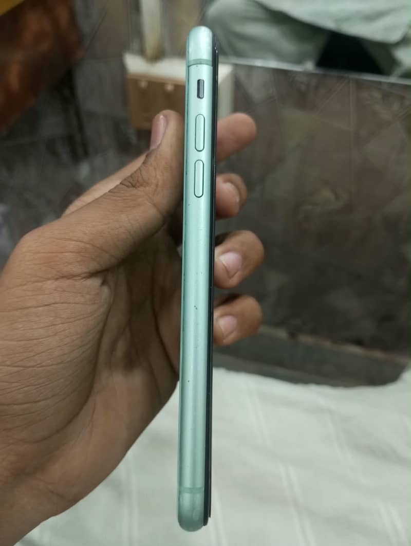 Apple iPhone 11 4