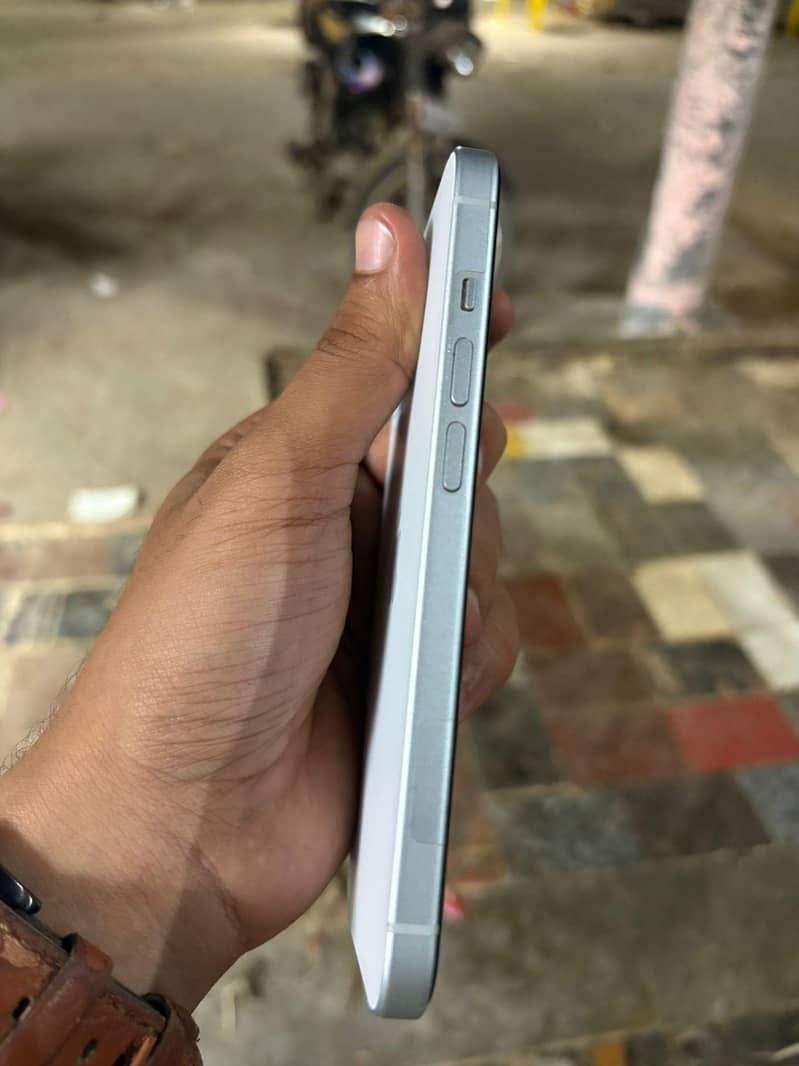Apple iPhone 15 4