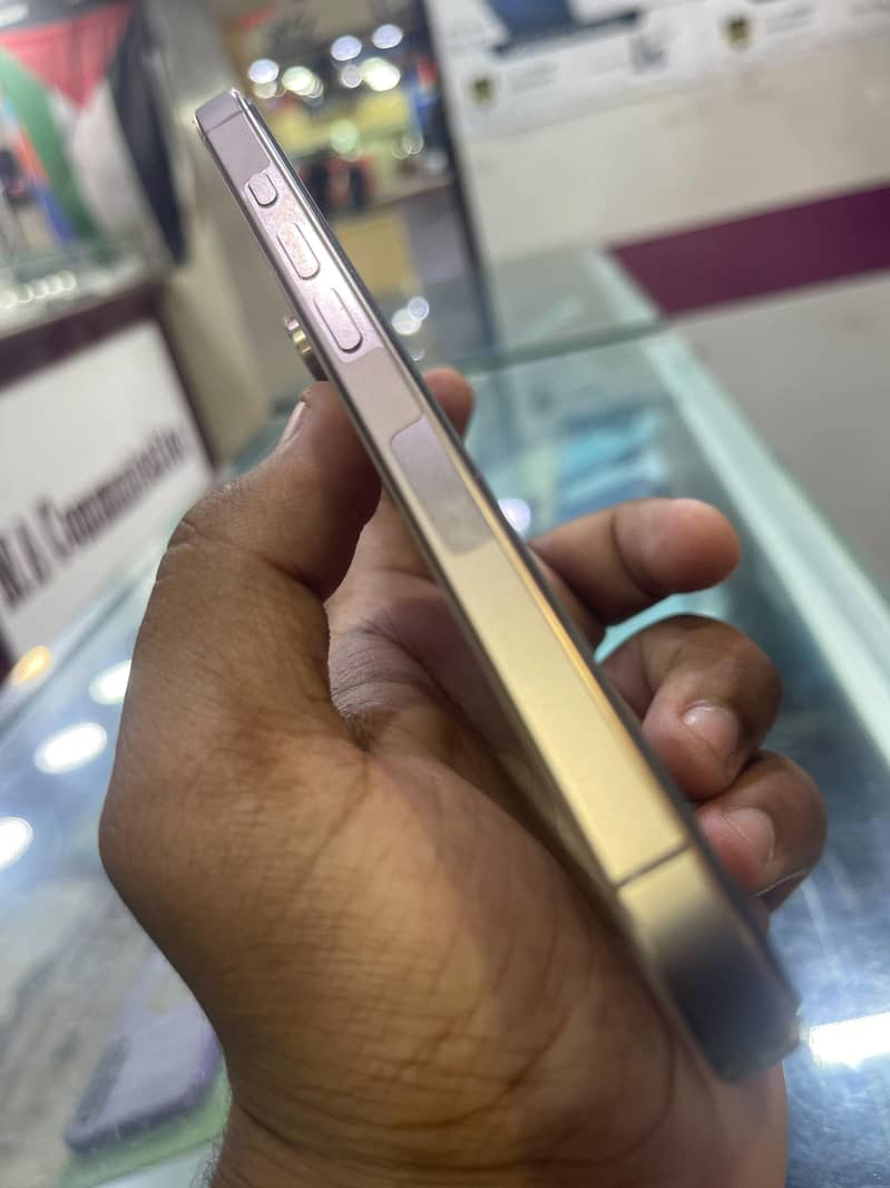iPhone 16 Pro 4