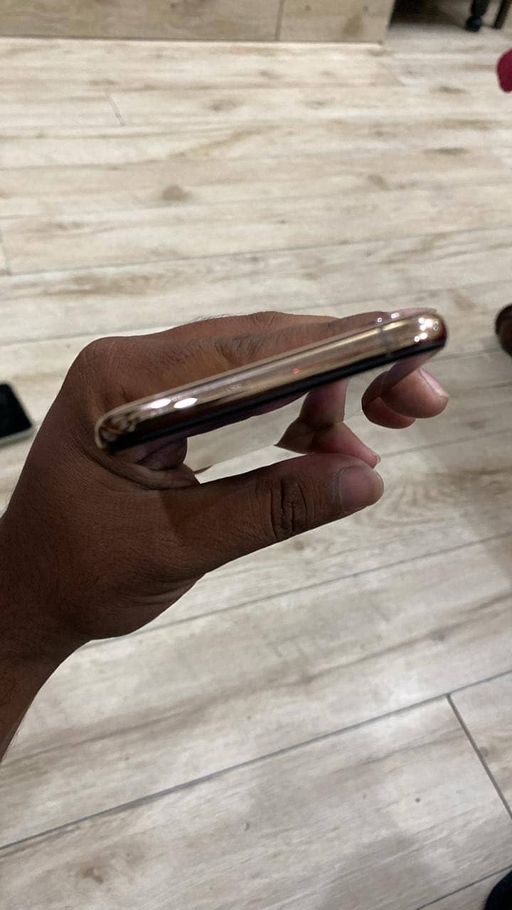 Apple iPhone XS 4