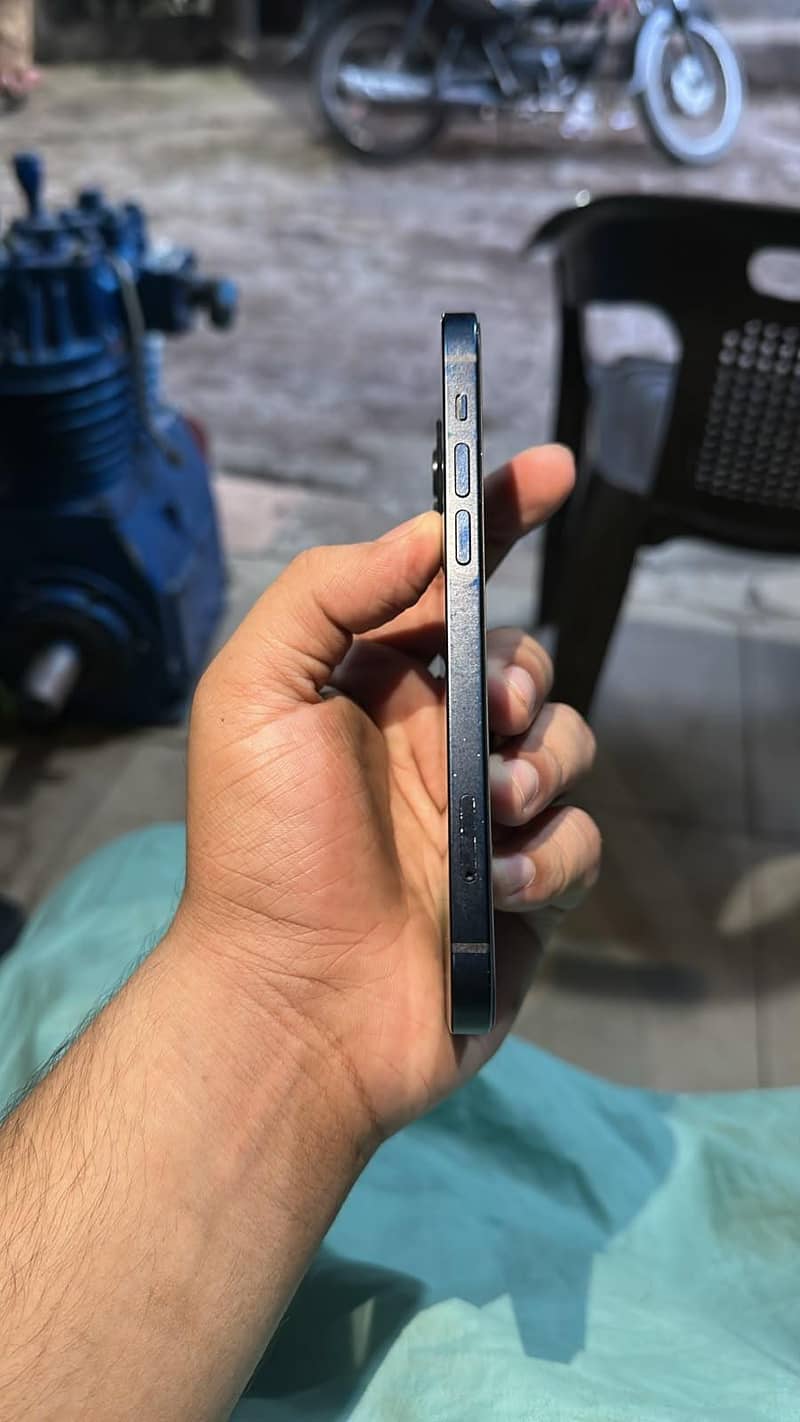 Apple iPhone 12 3