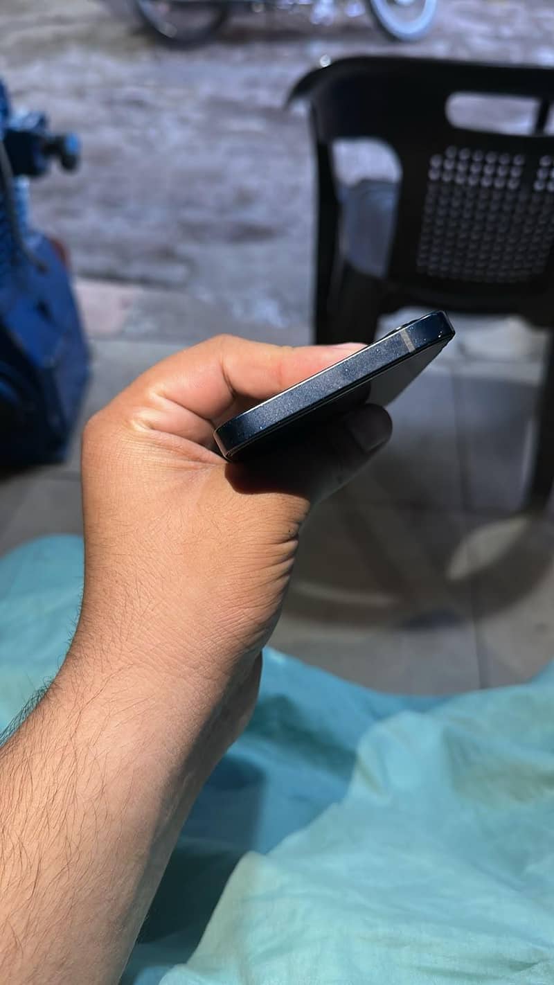 Apple iPhone 12 4