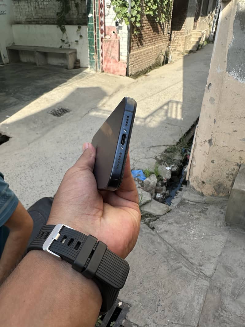 Apple iPhone 15 Pro Max 4
