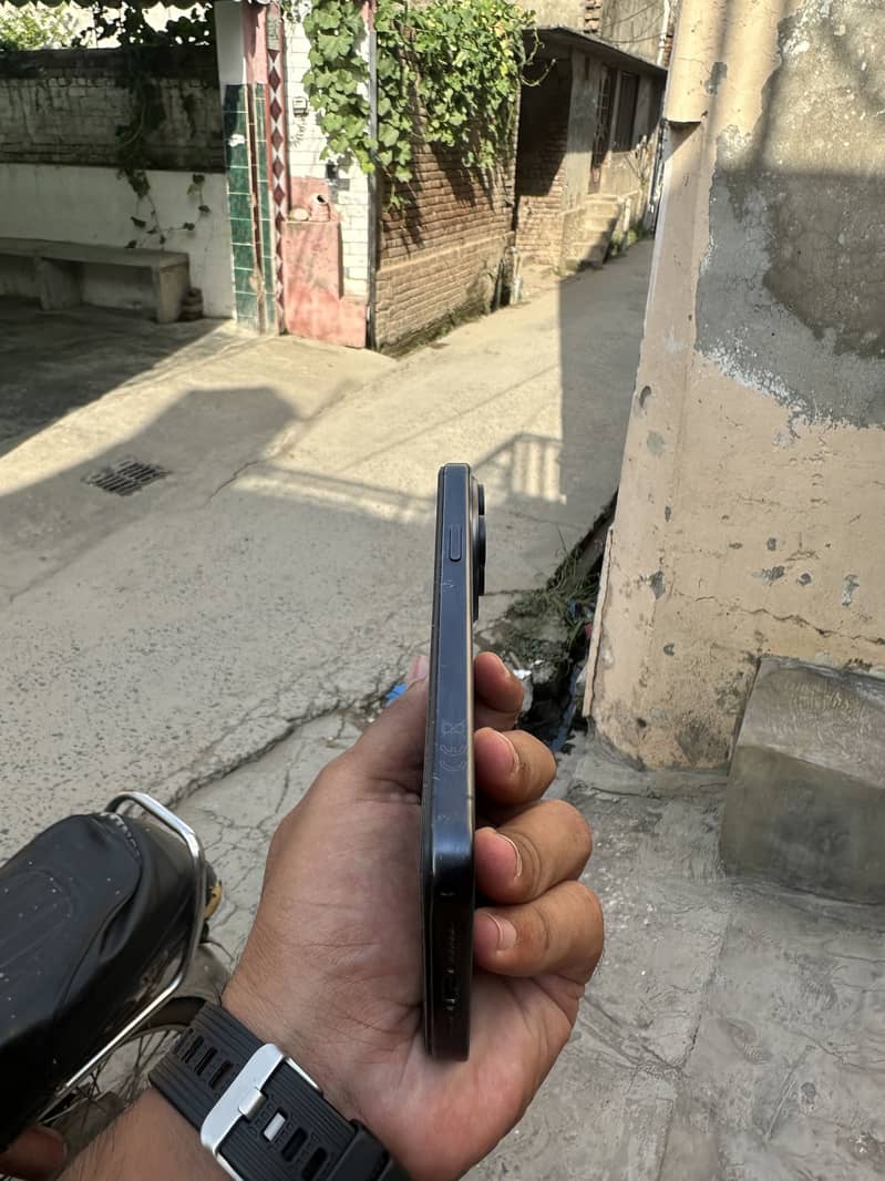 Apple iPhone 15 Pro Max 6