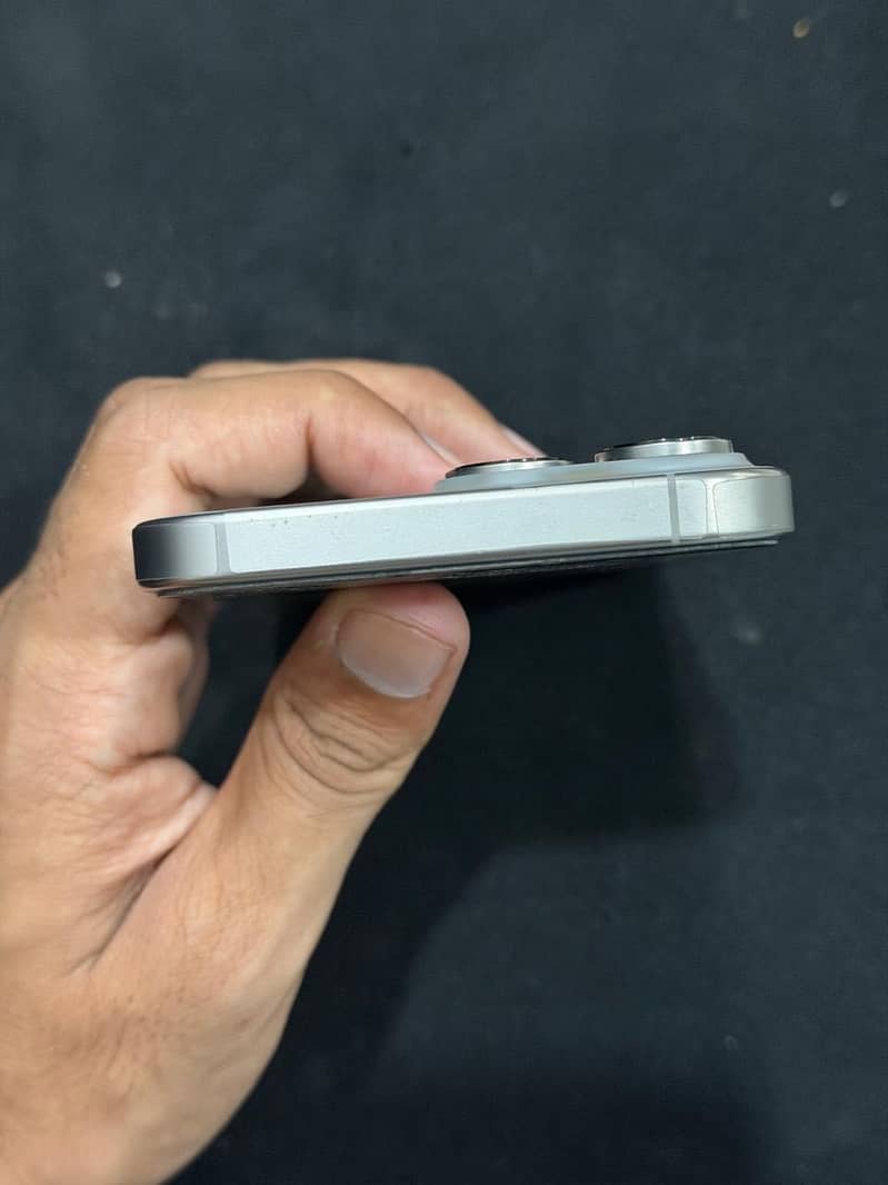 Apple iPhone 16 Pro Max 2